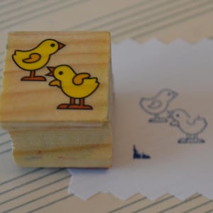 Sello de goma montado en madera con animales de granja, pollitos y gallinas
