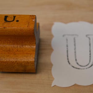 Vintage Klassenzimmer Anfangsmonogramm Buchstabe mit Holzgriff Auf Gummi montierter Stempel - U