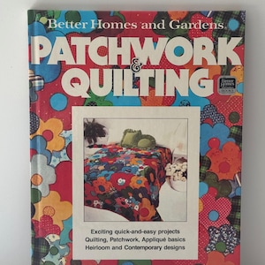 Puede incluir: Una portada de libro con un diseño de colcha de retazos colorido. El título es "Patchwork & Quilting" y es un libro de Better Homes and Gardens. El texto de la portada dice "Exciting quick-and-easy projects Quilting, Patchwork, Appliqué basics Heirloom and Contemporary designs."