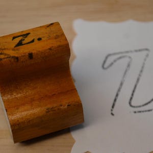 Vintage Klassenzimmer Anfangsmonogramm Buchstabe mit Holzgriff, Gummi montiert Stempel - Z