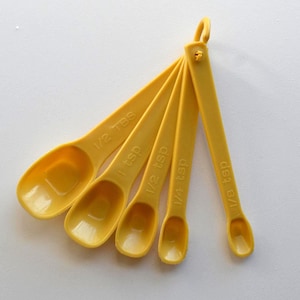 Dark Yellow Plastic Kitchen Measuring Spoons Lot of 5