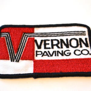 Odznaka firmy Vernon Paving Co. z odzysku