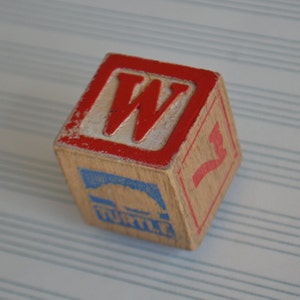 Imán para refrigerador con inicial en letra de imprenta roja vintage W