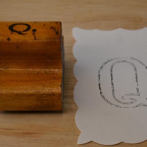 Vintage Klassenzimmer Anfangsmonogramm Buchstabe mit Holzgriff Gummimontierter Stempel - Q