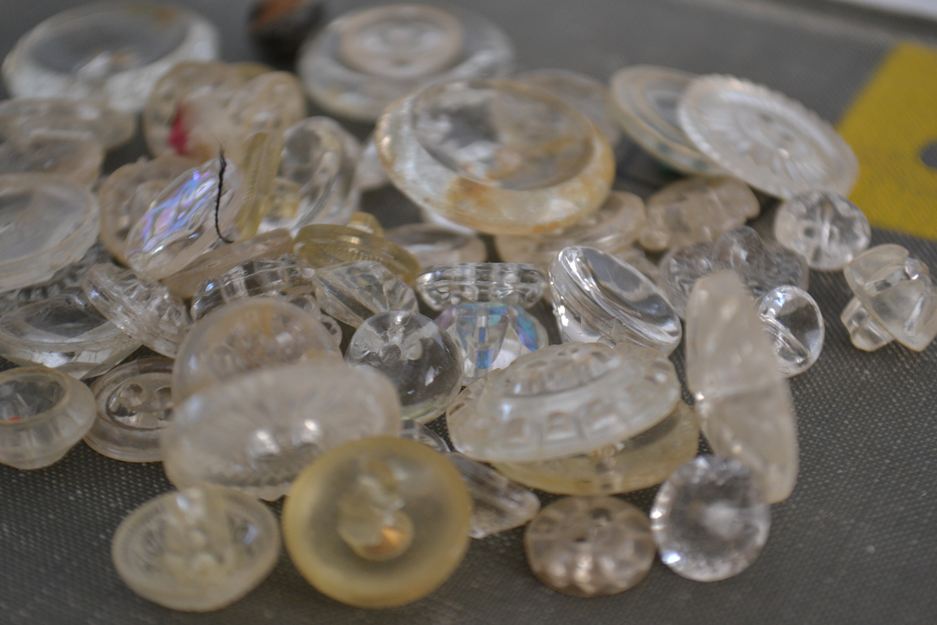 Lot De 7 Boutons Vintage 30mm - Plastique Translucide Gris-bleu, Occasion, Fabriqué En France