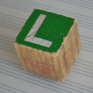 Imán para refrigerador con inicial en forma de letra mayúscula verde vintage L