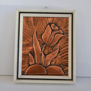 Vintage weiße gerahmte Kupfer-Metallkunst Frühlingstulpe-Wand-Dekor-behängen