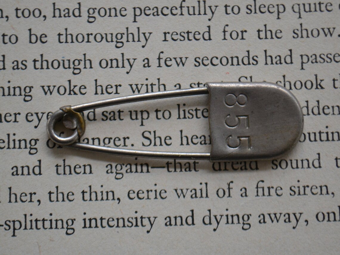 Antigua vintage plata lavandería locker seguridad pin etiqueta | Etsy