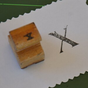 Vintage Klassenzimmer Initial Monogramm Großbuchstabe Holzgriff Stempel Stempel - X