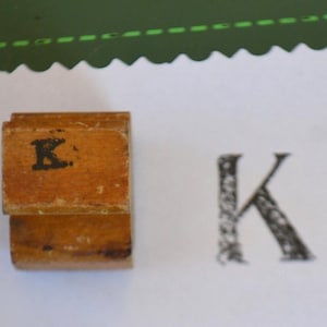 Vintage Klassenzimmer Anfangsmonogramm Großbuchstaben Kleinbuchstaben mit Holzgriff Gummi Stempel - K