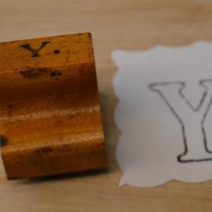 Vintage Klassenzimmer Anfangsmonogramm Buchstabe mit Holzgriff Gummi Stempel - Y
