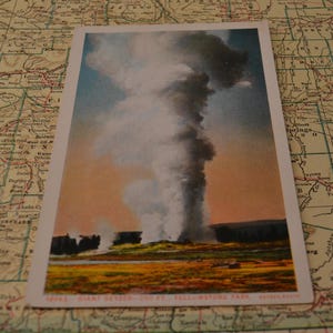 Postal de viaje del géiser Old Faithful del Parque Nacional de Yellowstone con recuerdo efímero vintage