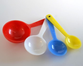 Set di 4 misurini da cucina in plastica vintage