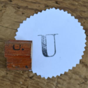 Vintage Klassenzimmer erste Monogramm Brief Holz behandelt Gummi montiert Stempel - U Lot 2