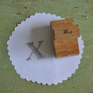 Vintage Klassenzimmer erste Monogramm Brief Holz behandelt Gummi montiert Stempel - X