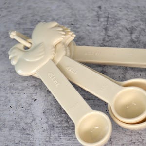Off White Rooster Chicken Plastic Kitchen Measuring Spoons Lot of 5