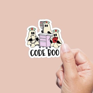 Puede incluir: Una pegatina con tres fantasmas de dibujos animados vestidos de enfermeras. Un fantasma sostiene un estetoscopio, otro un maletín médico y el tercero está cerca de un carro médico. El texto "CODE BOO" está debajo.