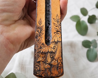Rökelsehållare med svamp i skogsmiljö | Handgjord pyrografibrännare | Dekoration för skogsstuga