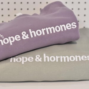 Plein d'espoir et d'hormones | Sweat-shirt guerrier de FIV | Col ras du cou maman de FIV