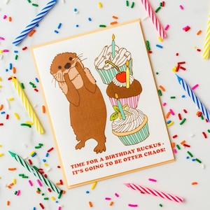 Otter Chaos Birthday Ruckus et cupcakes! Carte de vœux d’anniversaire