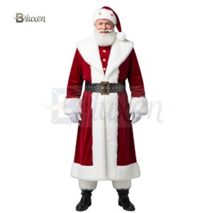 Può includere: Un costume da Babbo Natale. Include un cappotto in velluto rosso con finiture in ecopelliccia bianca, un cappello abbinato e una cintura nera con fibbia dorata. Il costume comprende guanti bianchi e stivali neri.