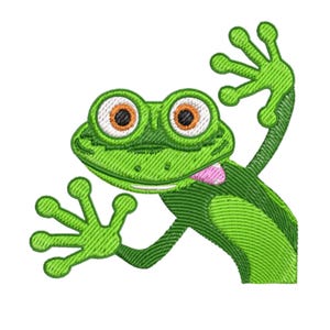 Può includere: Ricamo di una rana verde con grandi occhi arancioni e una lingua rosa che sporge. La rana saluta con il braccio destro e ha il braccio sinistro teso. La rana è un design in stile cartone animato.
