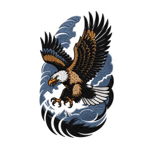 Puede incluir: Un parche bordado que muestra un águila calva en vuelo con las alas extendidas. El águila tiene cabeza blanca, pico amarillo y plumas marrones y negras. Se sitúa sobre picos de montañas azules estilizados y formas curvas de color azul oscuro.