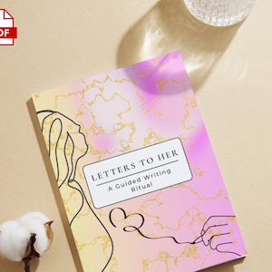 Może przedstawiać: Dziennik zatytułowany "LETTERS TO HER" z różowo-żółtym marmurowym wzorem i złotymi akcentami. Okładka przedstawia rysunek linii profilu kobiety i dłoni rysującej serce. Kwiat bawełny i szklanka znajdują się w tle.