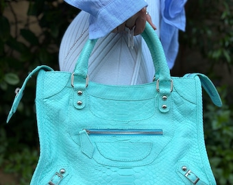 Bolso de mano color menta de auténtica piel de pitón, bolso exótico de piel de serpiente hecho a mano, bolso de hombro de lujo, bolso tote estilo motero, regalo para ella.