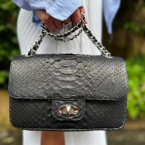 Bolso bandolera de piel de pitón negra, bolso de mano mate de piel de serpiente, bolso de lujo minimalista, bolso de hombro de piel exótica, bolso de uso diario. Regalo ideal.