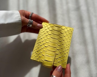 Cartera de piel de pitón amarilla, cartera de piel de serpiente limón, cartera de piel exótica brillante, cartera compacta hecha a mano para mujer, idea de regalo única