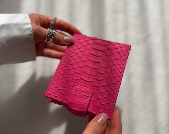 Cartera de piel de pitón rosa, cartera de piel de serpiente color chicle, cartera plegable de piel exótica hecha a mano, cartera pequeña y compacta para mujer, regalo para ella.