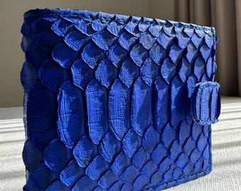 Cartera de piel de pitón azul, cartera plegable de piel de serpiente, cartera de piel exótica hecha a mano, tarjetero compacto, regalo de lujo para él/ella.