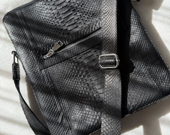 Bolso bandolera de piel de pitón para hombre, color negro, bolso de hombro de piel de serpiente hecho a mano, bolso bandolera de piel para hombre, bolso de trabajo y de viaje, regalo para él.