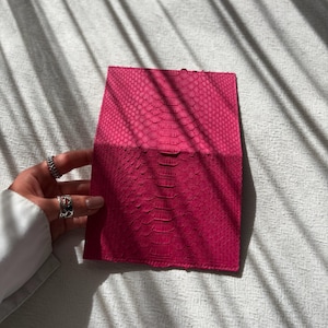 Różowa skórzana okładka na paszport z pytona, etui na paszport ze skóry węża, jasny portfel podróżny, egzotyczne skórzane etui podróżne, prezent dla niej