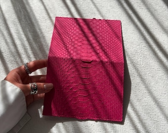 Funda para pasaporte de piel de pitón rosa, portapasaporte de piel de serpiente, cartera de viaje brillante, estuche de viaje de piel exótica, regalo para ella.