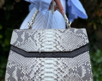 パイソンレザートップハンドルバッグ：ベージュ＆ブラックのアクセント、ハンドメイド