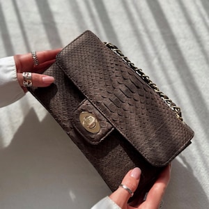 Bolso de mano de piel de pitón auténtica marrón, bolso de cadena de piel de serpiente color chocolate, bolso de hombro de lujo, bolso exótico hecho a mano, regalo para ella.