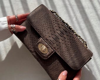 Bolso de mano de piel de pitón auténtica marrón, bolso de cadena de piel de serpiente color chocolate, bolso de hombro de lujo, bolso exótico hecho a mano, regalo para ella.