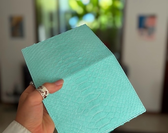Funda para pasaporte de auténtica piel de pitón, portapasaporte de piel de serpiente color menta, cartera de viaje hecha a mano, estuche de piel exótica, regalo para viajeros.