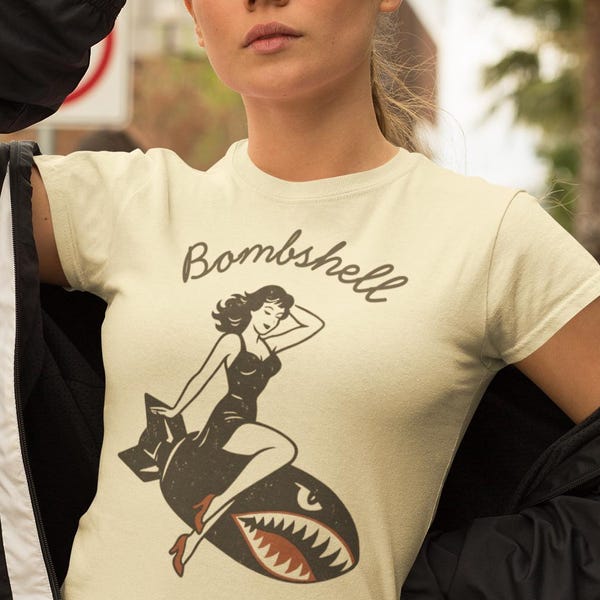 WWII Bomber Pin-Up Girl T-Shirt: Vintage Aviation Art