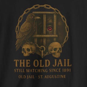 St Augustine Old Jail Haunted Tour T-Shirt: Vintage Totenkopf & Krähe Design Bild 4