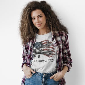 Camiseta de piloto de biplano Stearman, humor aeronáutico Squawk 1776, camiseta patriótica de aviador. imagen 4