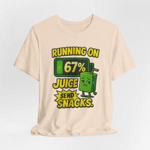 Maglietta Running on 67% Juice: divertente maglietta meme per gli amanti degli snack immagine 6