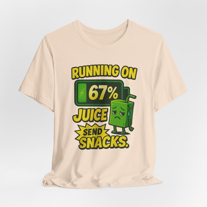 Maglietta Running on 67% Juice: divertente maglietta meme per gli amanti degli snack immagine 6