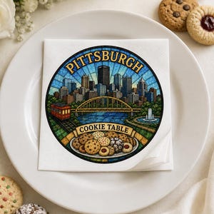 Pu&ograve; includere: Un tovagliolo di carta quadrato bianco con un'illustrazione circolare in stile vetrata dello skyline di Pittsburgh, un ponte giallo, un tram rosso e una fontana. Un banner riporta la scritta PITTSBURGH COOKIE TABLE sopra un assortimento di biscotti.