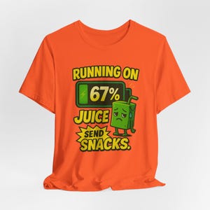 Maglietta Running on 67% Juice: divertente maglietta meme per gli amanti degli snack immagine 4