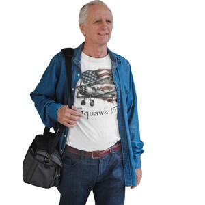 Camiseta de piloto de biplano Stearman, humor aeronáutico Squawk 1776, camiseta patriótica de aviador. imagen 3