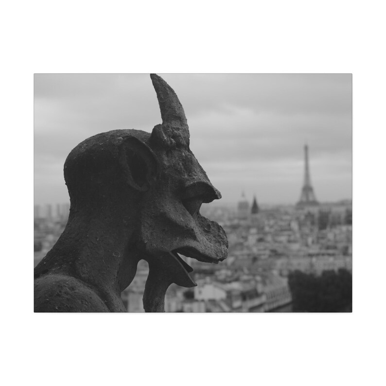 Lienzo impreso de gárgola de París: Fotografía gótica de la Torre Eiffel imagen 3