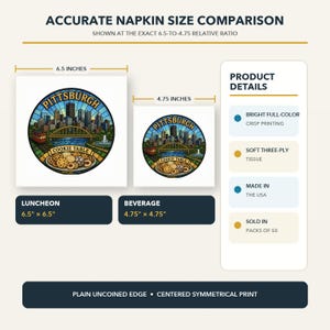 Pu&ograve; includere: Una tabella comparativa per tovaglioli Pittsburgh Cookie Table che mostra un tovagliolo da pranzo da 16,5 cm e uno da cocktail da 12,1 cm. Entrambi presentano un'illustrazione circolare in stile vetrata con skyline, ponte e biscotti.